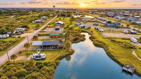 1279 Diamond Rd, Crystal Beach, TX 77650