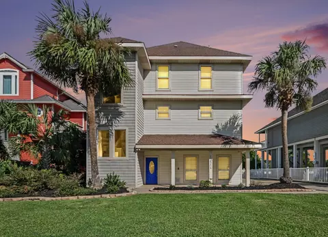13514 Windlass Cir, Galveston, TX 77554
