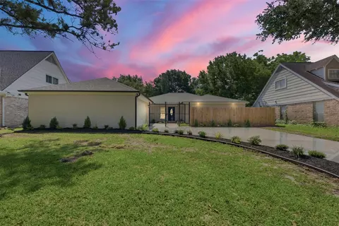2207 Crystal Hills Dr, Houston, TX 77077