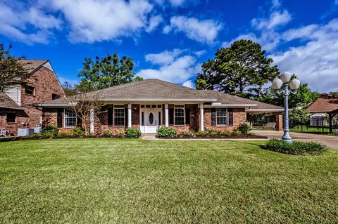 1106 Lakeside Dr, Huntsville, TX 77340