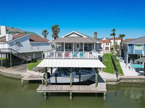 210 Sampan Dr, Tiki Island, TX 77554