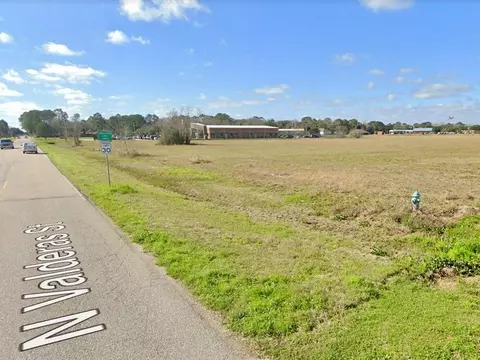 1 N Valderas, Angleton, TX 77515 photo 7
