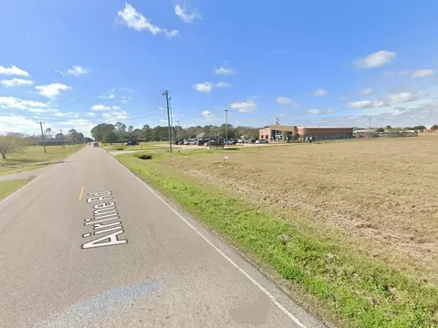 1 N Valderas, Angleton, TX 77515 photo 8