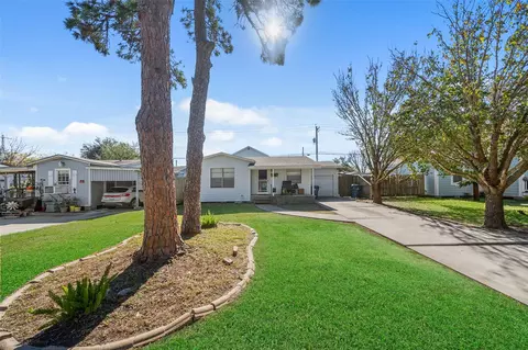 429 19th Ave N, Texas City, TX 77590