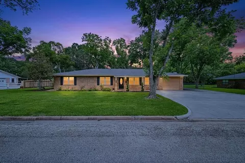 411 E Norris St, El Campo, TX 77437