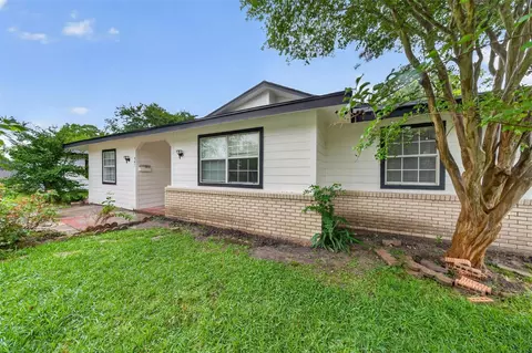 907 S 3rd St, La Porte, TX 77571