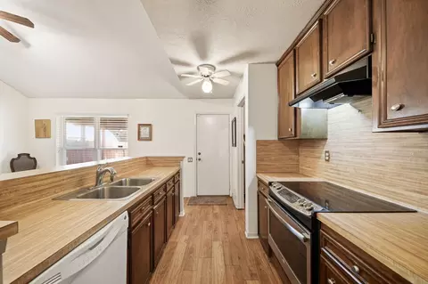 8618 Maplecrest Dr, Houston, TX 77099