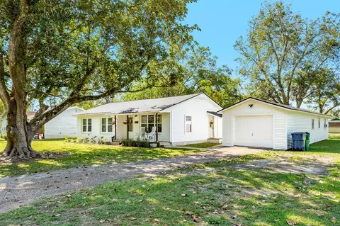 603 Maple St, Sweeny, TX 77480 photo 1