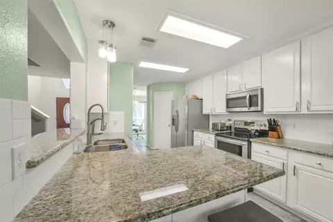 Kitchen - 38 Tallow Hill Pl, Spring, TX 77382 photo 6 of 6