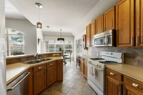 Kitchen - 2015 Louetta Brook Ct, Spring, TX 77388 photo 4 of 4