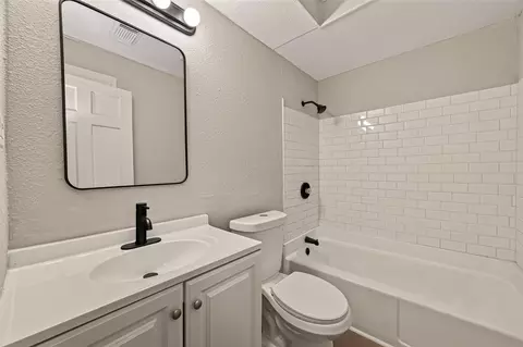 Bath - 1509 Lawrence Ave, Pasadena, TX 77506 photo 1 of 2