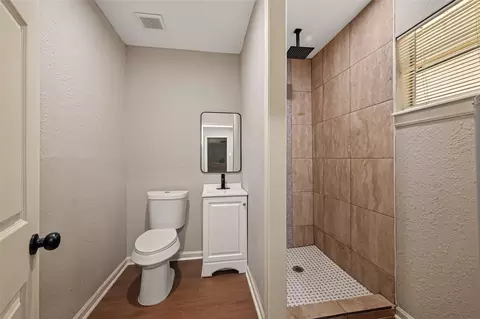 Bath - 1509 Lawrence Ave, Pasadena, TX 77506 photo 2 of 2