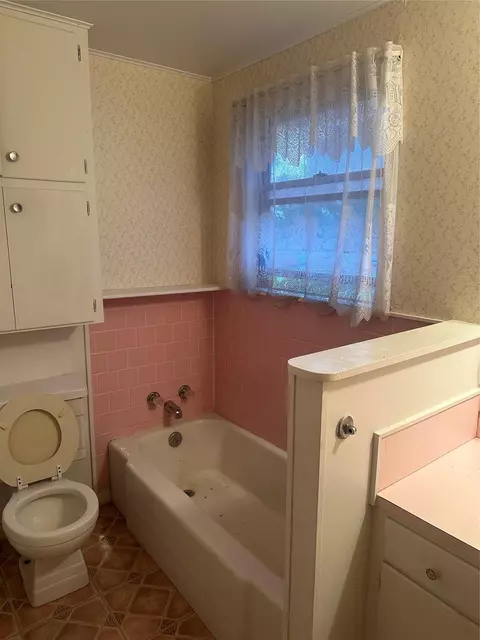 Bath - 297 6th St E, Markham, TX 77456 photo 2 of 3