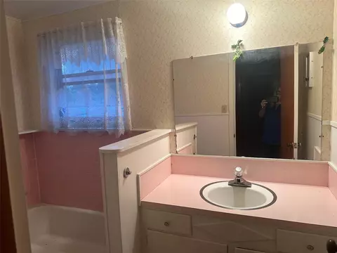 Bath - 297 6th St E, Markham, TX 77456 photo 3 of 3