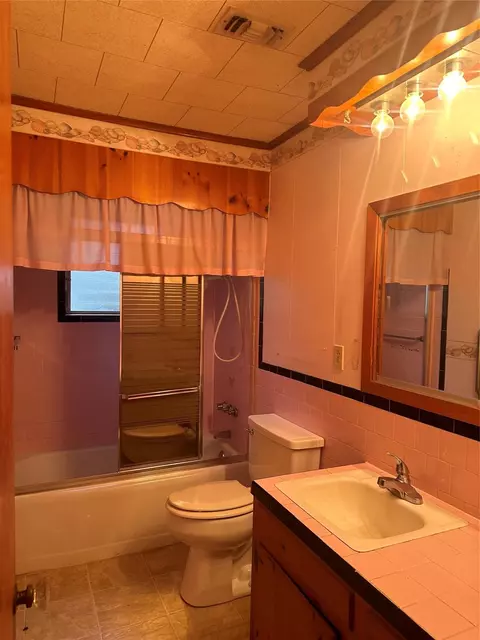 Bath - 297 6th St E, Markham, TX 77456 photo 1 of 3
