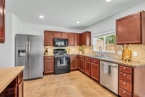 Kitchen - 16718 Warbler Dr, Conroe, TX 77385 photo 3 of 5