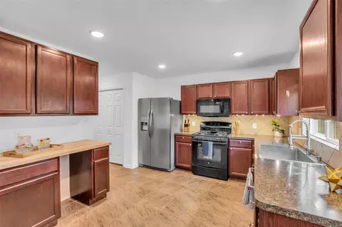 Kitchen - 16718 Warbler Dr, Conroe, TX 77385 photo 1 of 5