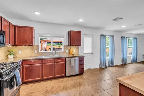 Kitchen - 16718 Warbler Dr, Conroe, TX 77385 photo 5 of 5