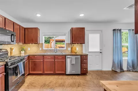Kitchen - 16718 Warbler Dr, Conroe, TX 77385 photo 4 of 5