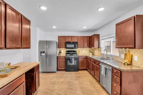 Kitchen - 16718 Warbler Dr, Conroe, TX 77385 photo 2 of 5