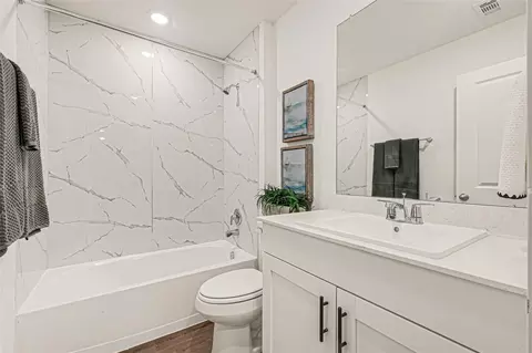 Bath - 2639 Sunset Bluff Ln, Rosenberg, TX 77471 photo 6 of 6