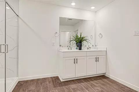 Bath - 2639 Sunset Bluff Ln, Rosenberg, TX 77471 photo 4 of 6