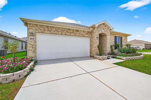 2915 Palamas Ln, Fresno, TX 77545