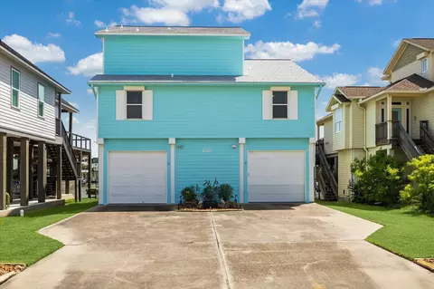 1815 Tiki Dr, Tiki Island, TX 77554