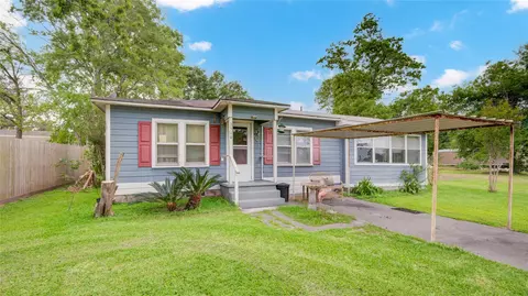 3514 Commerce St, Damon, TX 77430