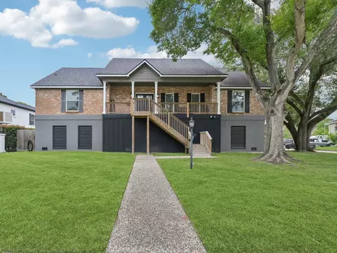 18611 Point Lookout Dr, Nassau Bay, TX 77058