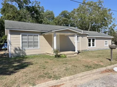 1521 N Hamilton St, Gonzales, TX 78629