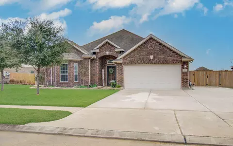 3322 Boomer Blvd, Mont Belvieu, TX 77523