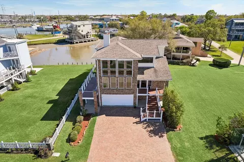 807 N Shore Dr, Kemah, TX 77565