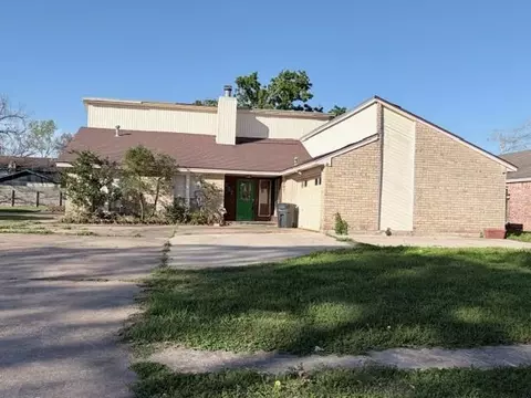 207 Banyan St, Lake Jackson, TX 77566