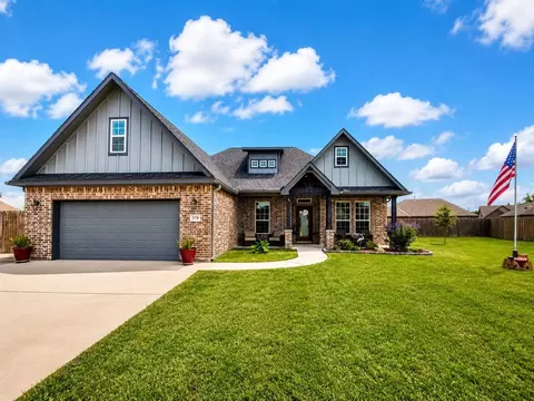 319 Yorktown Ave, Clute, TX 77531
