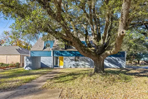 1202 Green Briar Dr, Huntsville, TX 77340
