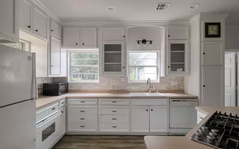 Kitchen - 20515 Kickapoo Rd, Waller, TX 77484 photo 2 of 3