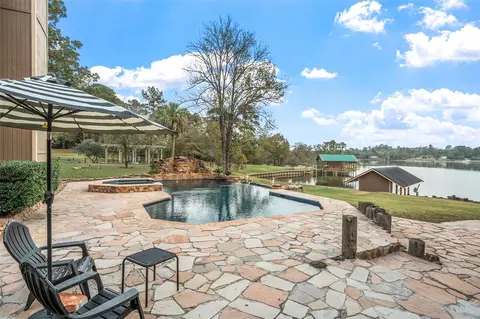 186 Lake Rd, Huntsville, TX 77320