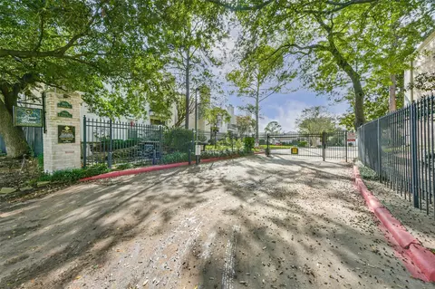 7900 N Stadium Dr #16, Houston, TX 77030