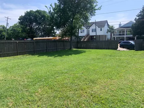 411 Lakeside Dr, Kemah, TX 77565