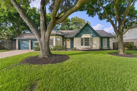 1504 Windsor Dr, Friendswood, TX 77546
