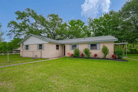 111 N 11th St, Highlands, TX 77562