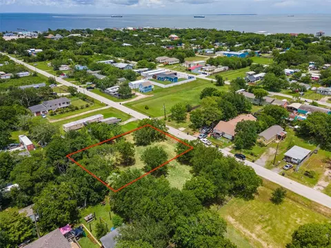 410 7th St, San Leon, TX 77539
