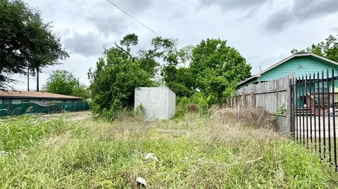 7309 N Main St, Houston, TX 77022