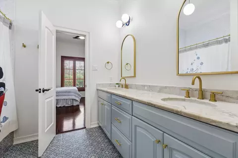 Bath - 8448 Westview Dr, Houston, TX 77055 photo 4 of 5