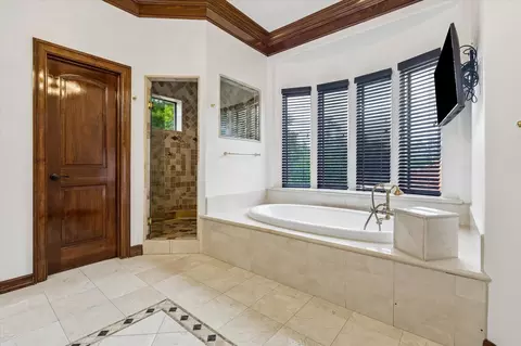 Bath - 8448 Westview Dr, Houston, TX 77055 photo 3 of 5