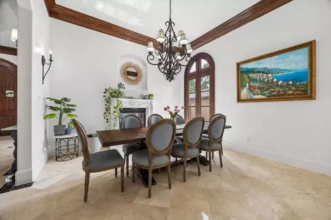 Dining - 8448 Westview Dr, Houston, TX 77055 photo 2 of 3