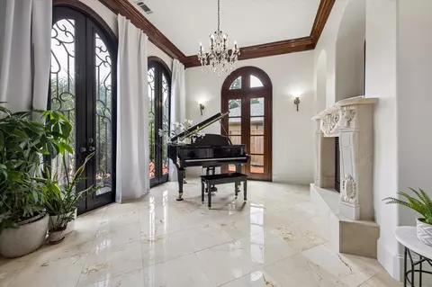 Entry Way - 8448 Westview Dr, Houston, TX 77055 photo 4 of 6