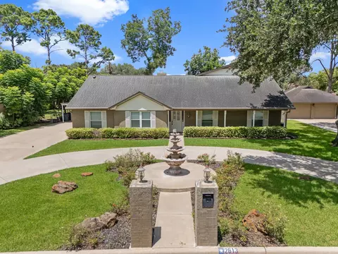 2613 Oak Dr, Bay City, TX 77414