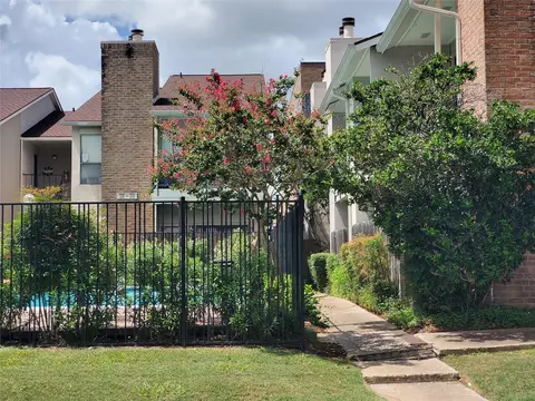 1818 Augusta Dr #29, Houston, TX 77057